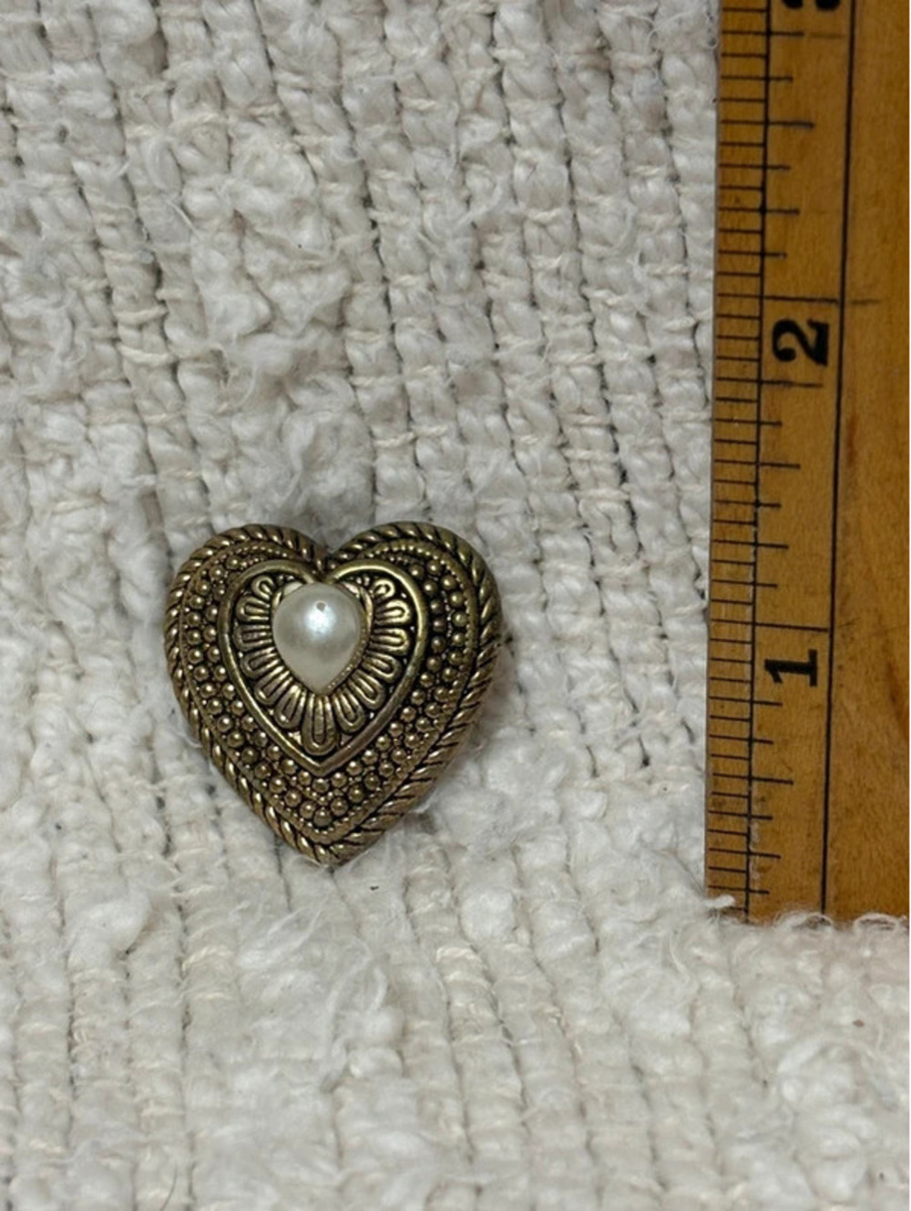 Vintage 70โs Filigree Faux Pearl Heart Brooch Pin
